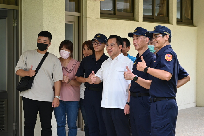 6-校長在教室區與新生家長合影留念