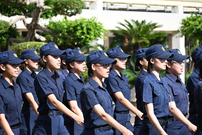 2-92期1隊學生於升旗場演練行進間警歌演唱