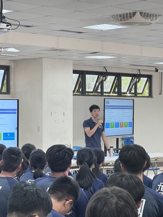 趙區隊長返校分享