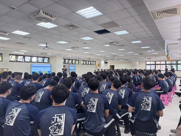 趙區隊長返校分享